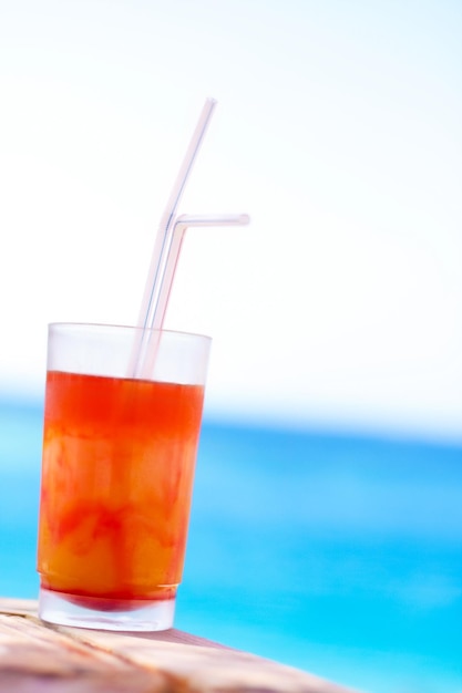 Cocktail dolce sulla spiaggia bevande estive cocktail e concetto in stile celebrazione