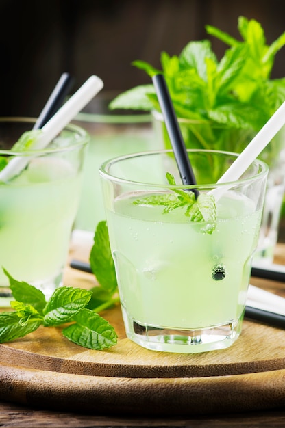 Cocktail dolce verde con menta e ghiaccio freschi