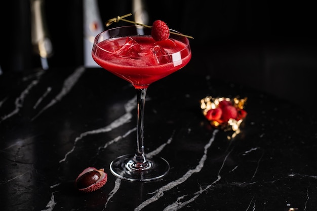 Cocktail Drink e sfondo nero Cocktail cosmopolita in un bel colore rosso