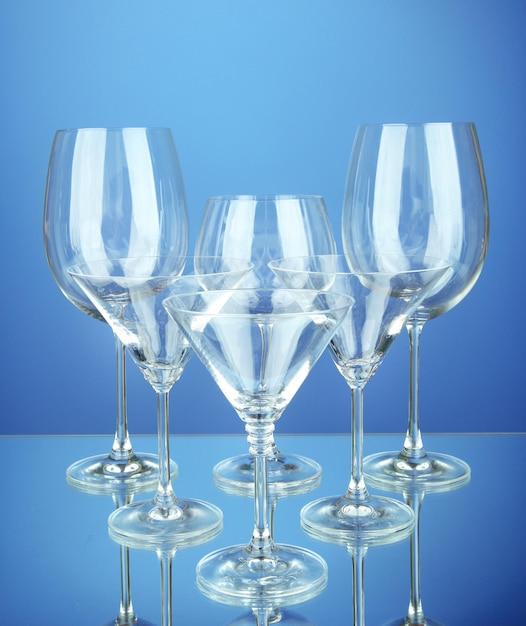 Cocktail e bicchieri da vino su sfondo blu