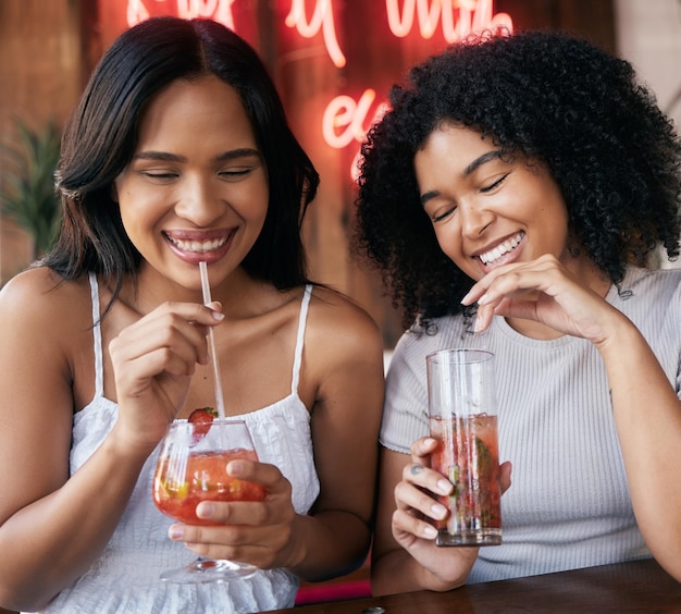 Cocktail e happy hour con amiche di colore che bevono insieme in un club o bar per divertimento Bicchiere da caffè e cocktail con una giovane donna e migliore amica che si godono una bevanda mentre si lega