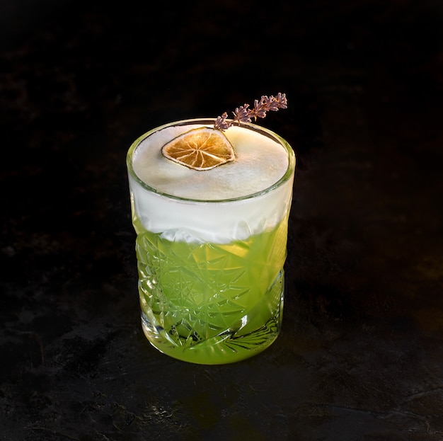 Cocktail e rum dell'alcool del kiwi verde delizioso con l'albume spumoso