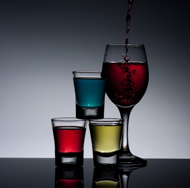 cocktail e vetro su sfondo scuro