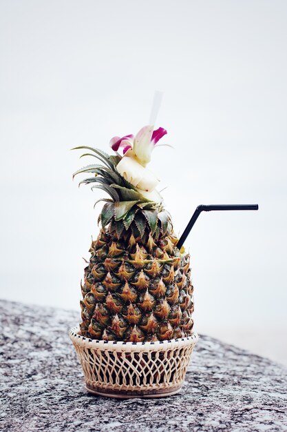 Cocktail esotico, pina colada in un ananas