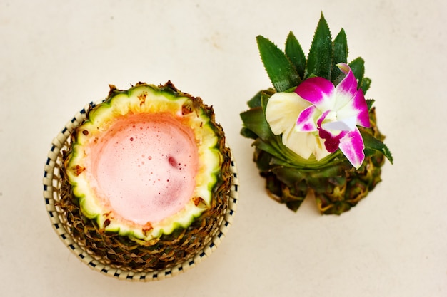 Cocktail esotico, pina colada in un ananas