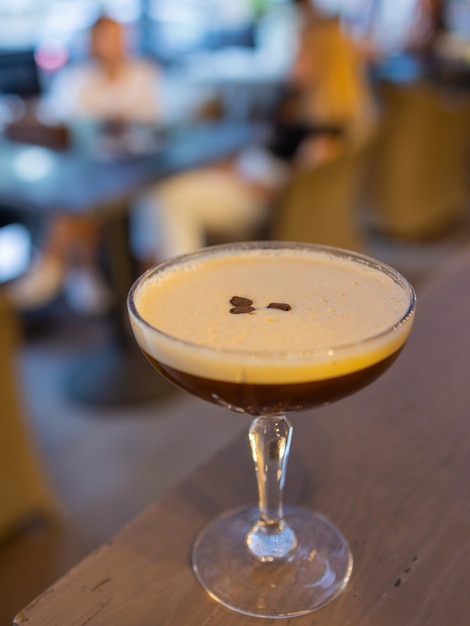 Cocktail Espresso Martini guarniti con chicchi di caffè.