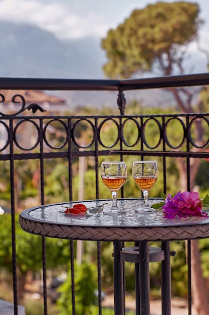 Cocktail estivi e surreali fiori rosa di bouganville davanti a montagne e alberi