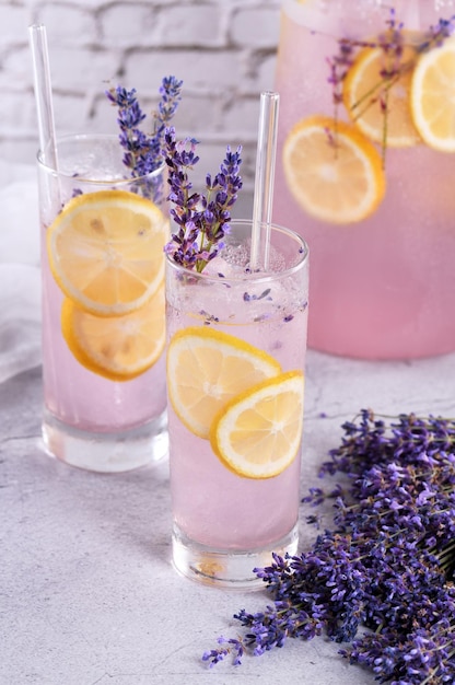 Cocktail estivo alla lavanda