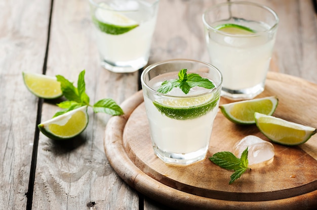 Cocktail estivo con lime e menta