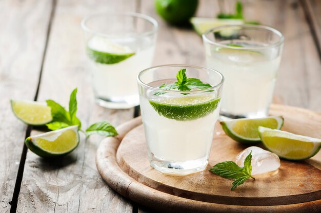 Cocktail estivo con lime e menta