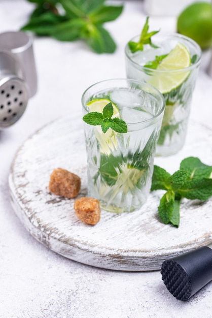 Cocktail estivo con lime e menta