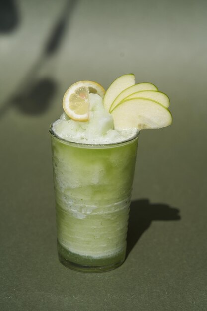 Cocktail estivo con mela verde e ghiaccio.