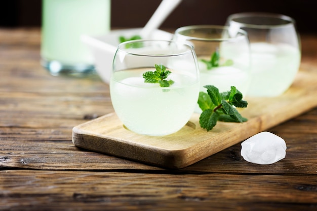 Cocktail estivo con rum, ghiaccio e menta