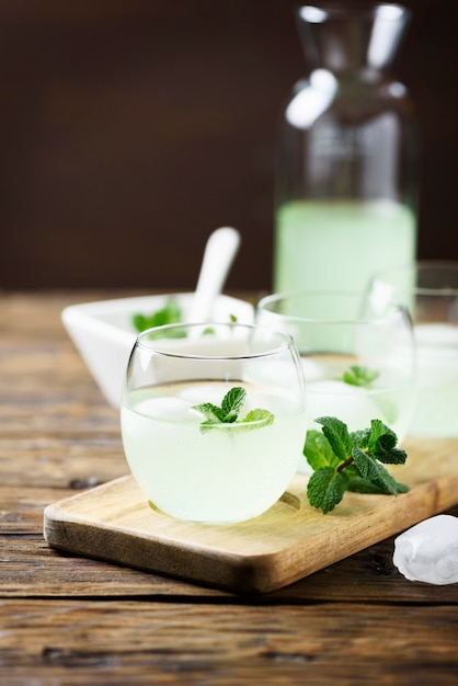 Cocktail estivo con rum, ghiaccio e menta