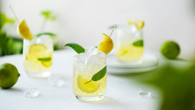 Cocktail estivo con salvia e lime