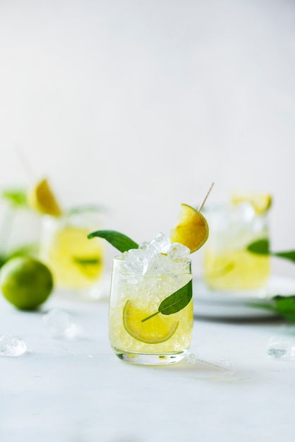 Cocktail estivo con salvia e lime