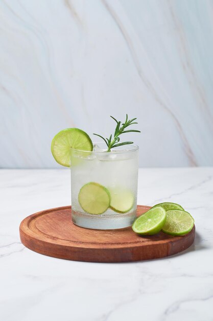 Cocktail estivo fresco caipirinha o caipiroska con ingredienti