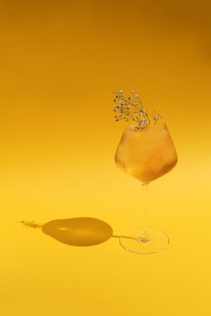 Cocktail estivo fresco e succoso su sfondo giallo