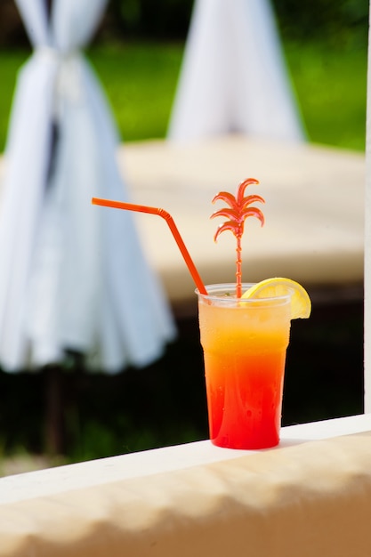 Cocktail estivo nel parco acquatico in vacanza