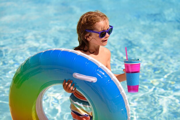 Cocktail estivo per bambini in piscina d'acqua in estate