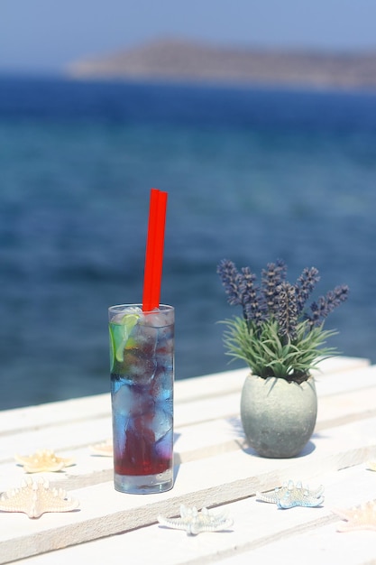 Cocktail estivo sullo sfondo del mare Vacanza estiva relax festa estiva