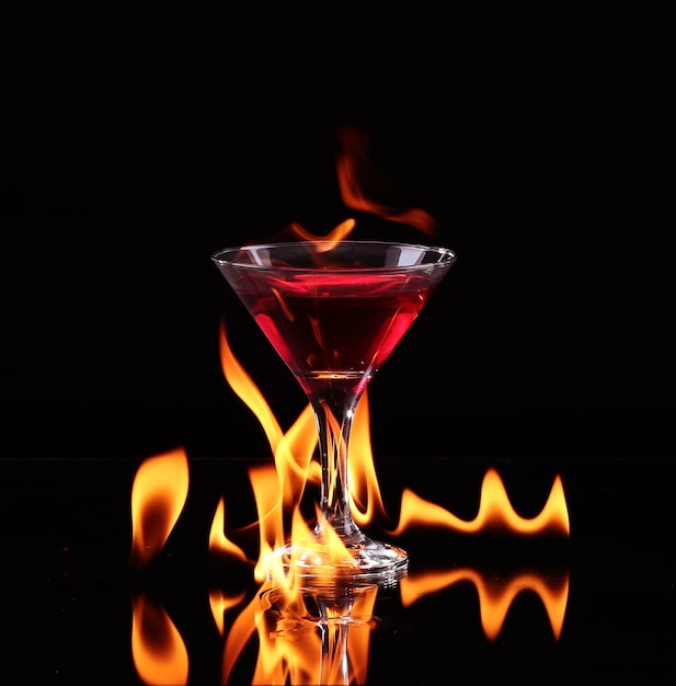 Cocktail fiammeggiante sul nero