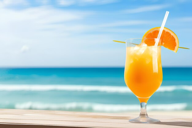 Cocktail freddo d'arancia sulla spiaggia tropicale con la brezza del mare