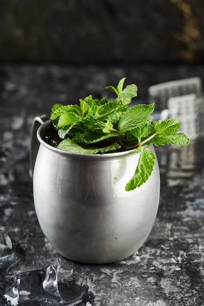 Cocktail fresco alla menta in tazza di metallo