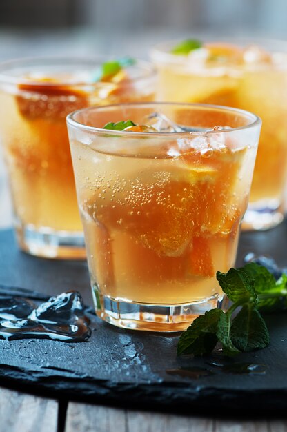 Cocktail fresco con arancia, menta e ghiaccio