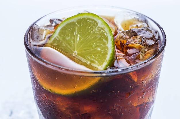 Cocktail fresco con bevanda e calce di cola