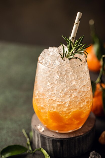 Cocktail fresco con rosmarino ghiacciato e mandarini frantumati