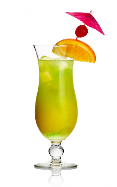 Cocktail giallo dell&#39;alcool con la fetta e la ciliegia d&#39;arancia isolate