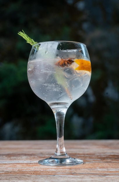 Cocktail gin tonic in una tazza di vetro.