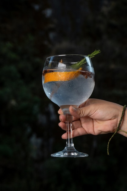 Cocktail gin tonic in una tazza di vetro.