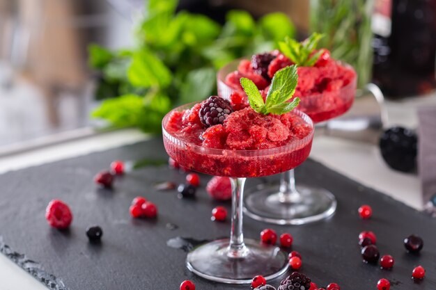 Cocktail granita o granita per rilassanti pomeriggi a casa