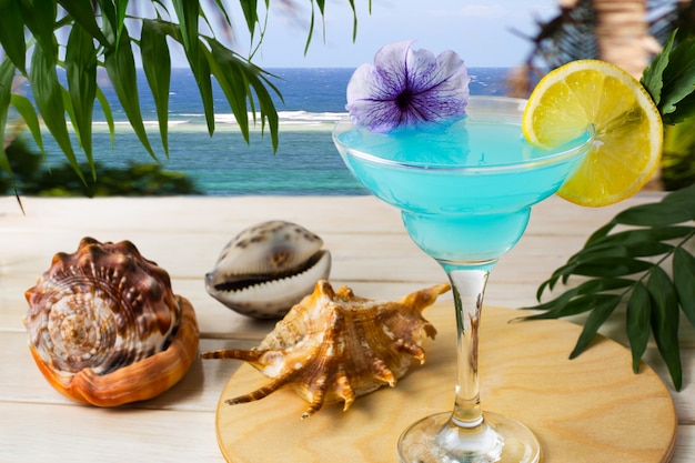 Cocktail hawaiano blu sul mare tropicale