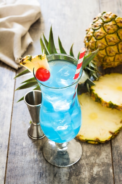 Cocktail hawaiano blu sulla tavola di legno