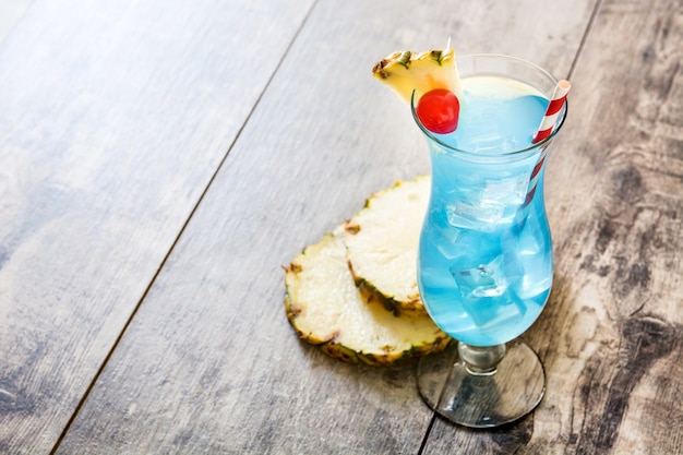 Cocktail hawaiano blu sulla tavola di legno.