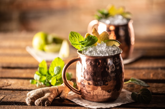 Cocktail highball Moscow Mule e vodka long drink con lime fresco, ginger beer e menta.