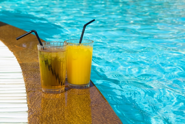 Cocktail in piscina. Concetto di vacanze estive