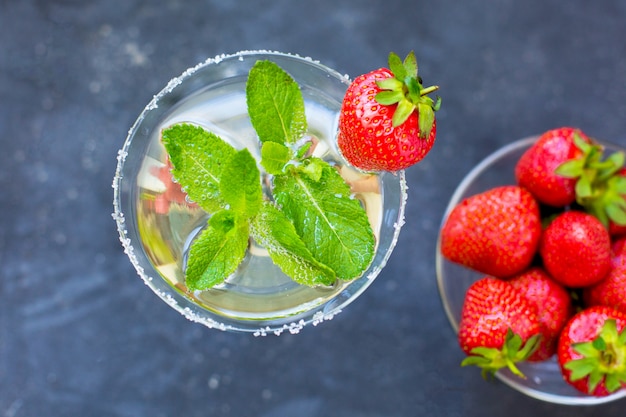 cocktail in un bicchiere alto con menta e fragole