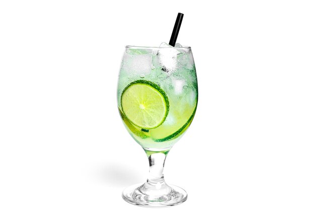 Cocktail isolato su uno sfondo bianco