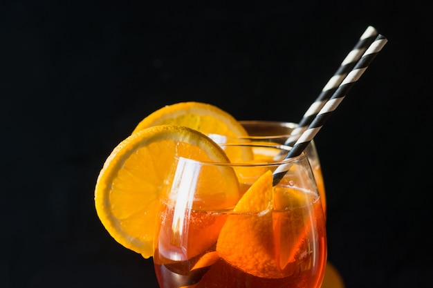 Cocktail italiano classico dello spritz dell'aperol sul nero. Avvicinamento. Isolato.