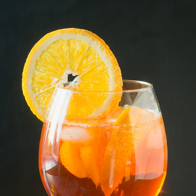 Cocktail italiano classico di spritz di aperol su oscurità.