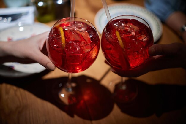 Cocktail italiano con fette d'arancia su tavola di pietra grigia Bevanda estiva fatta in casa