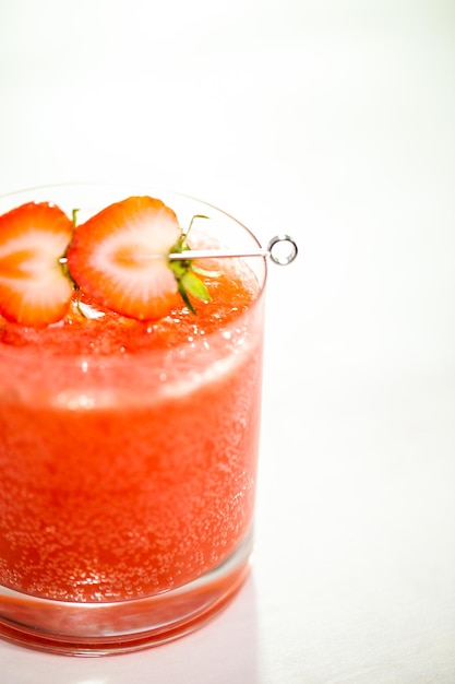 Cocktail Kentucky Kiss bourbon guarnito con fragole fresche.