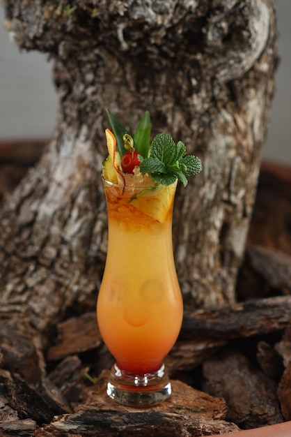 Cocktail Mai Tai, bevanda alcolica a base di rum e succo di frutta