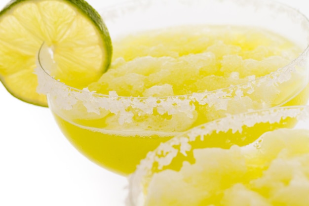 Cocktail Margarita con fetta di lime come guarnizione.