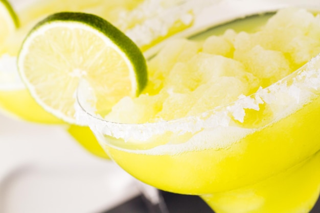 Cocktail Margarita con fetta di lime come guarnizione.