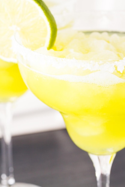 Cocktail Margarita con fetta di lime come guarnizione.